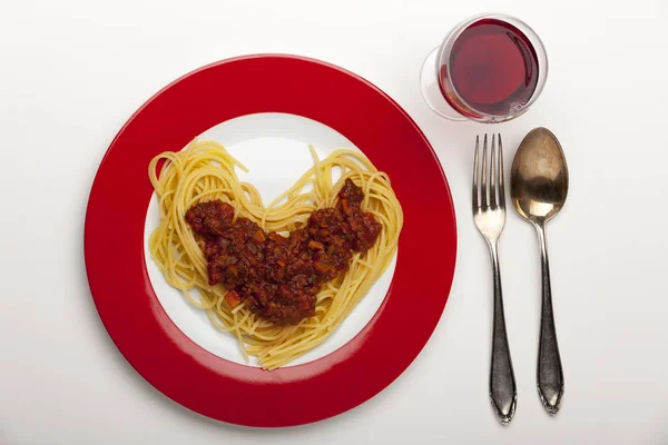 Serce Kształcie Spaghetti Pomidorami Płycie Widelca Łyżki — Zdjęcie stockowe