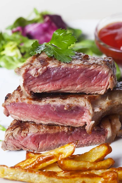 Haufen Steaks Mit Pommes Auf Weißem Teller Nahaufnahme — Stockfoto