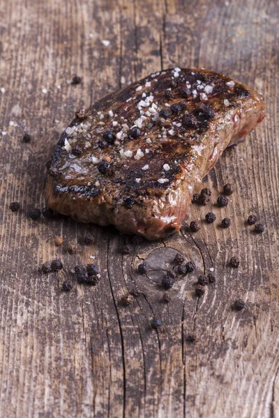 Gegrilltes Steak Mit Salz Und Pfefferkörnern Auf Holztisch — Stockfoto