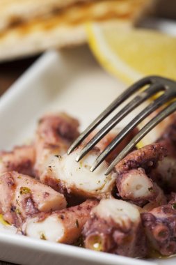Yunan ahtapot salatası Close-Up plaka