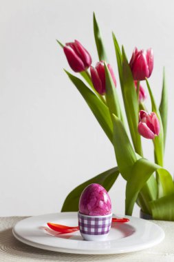 Close-Up masaya Lale çiçek ile renkli Paskalya yortusu yumurta 