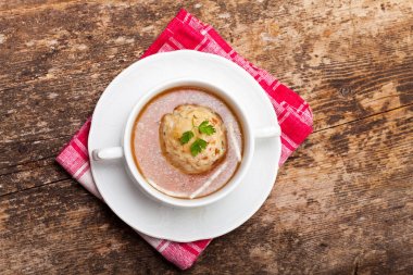 Close-Up kase lezzetli Bavyera Dumpling çorbası