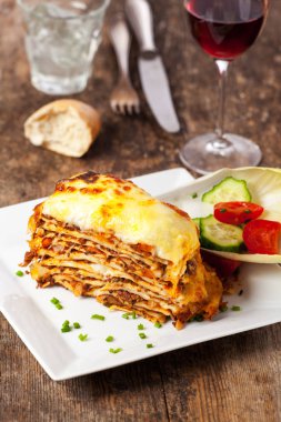 Beyaz tabakta geleneksel lazanya yakın çekim