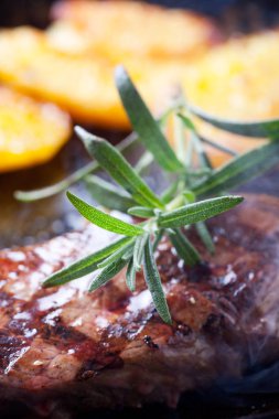 Biberiye, lezzetli biftek sıcak yakın çekim   