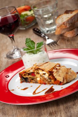 lezzetli sebze Strudel plaka üzerinde Close-Up