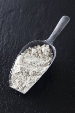 siyah arka plan üzerine metal kaşık pişirme için beyaz un Close-Up