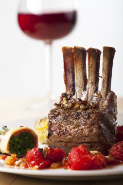 ızgara kuzu beyaz tabakta yakın çekim 