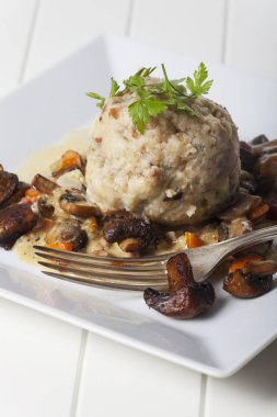 yakın lezzetli hamur tatlısı ile mantar plaka üzerinde çekim