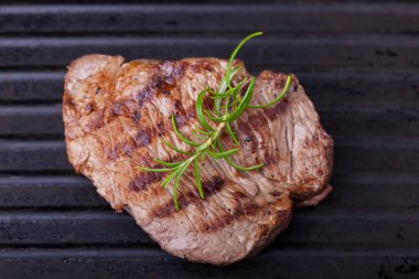 ızgara et biftek siyah kızartma tavası içinde baharatlar ile yakın çekim 