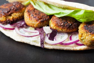Falafel sandviç yakın çekim siyah arka plan üzerine