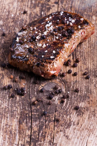 Steak Mit Pfeffer Und Salz Auf Holzschneidebrett — Stockfoto