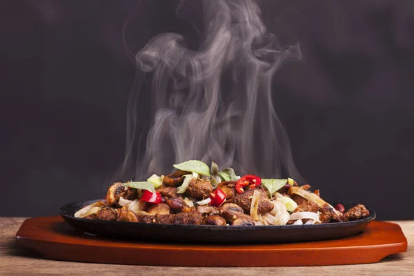 lezzetli buharda tavuk Sizzler metal tepsi Close-Up