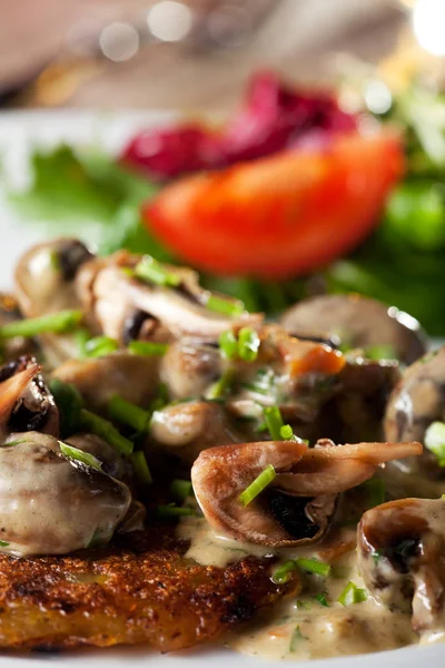 Close Grilled Mushrooms Sauce Green Leaves Tomat — Stock Photo, Image