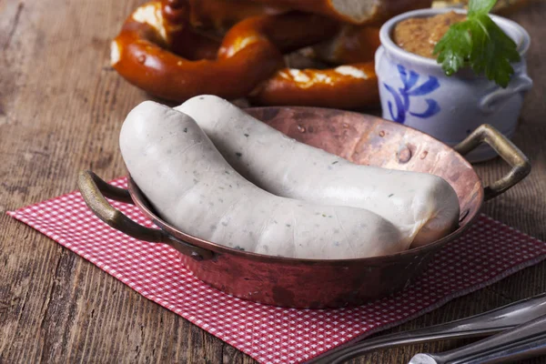 ahşap masa beyaz Bavyera sosis yakın çekim