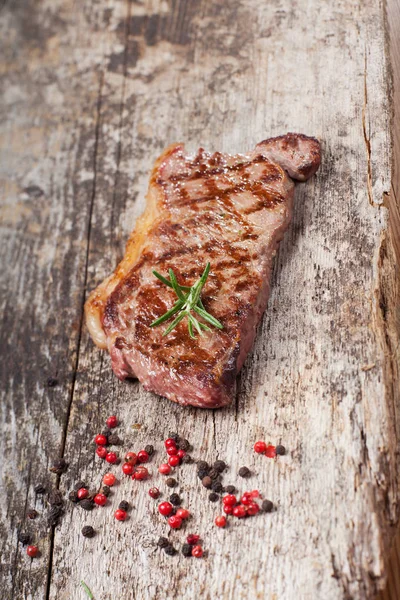 Close Van Gegrild Rundvlees Steak Met Rozemarijn Houten Tafel — Stockfoto