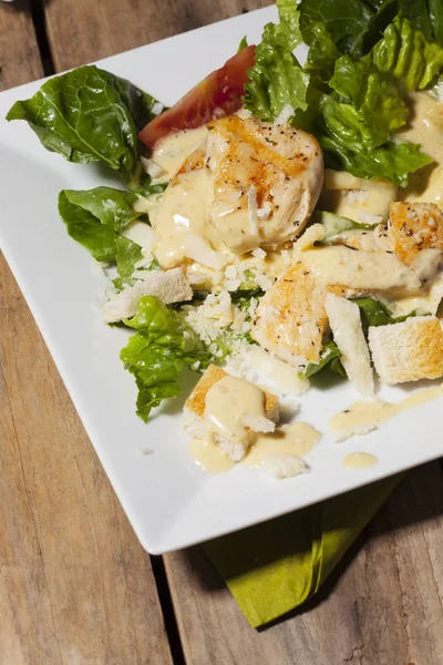 Nahaufnahme Von Frischem Caesar Salat Auf Weißem Teller Auf Holztisch — Stockfoto