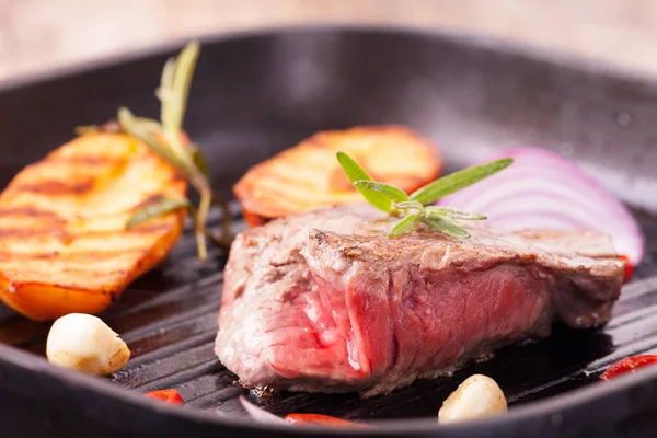 Nahaufnahme Von Gegrilltem Fleischsteak Mit Gewürzen Schwarzer Pfanne — Stockfoto