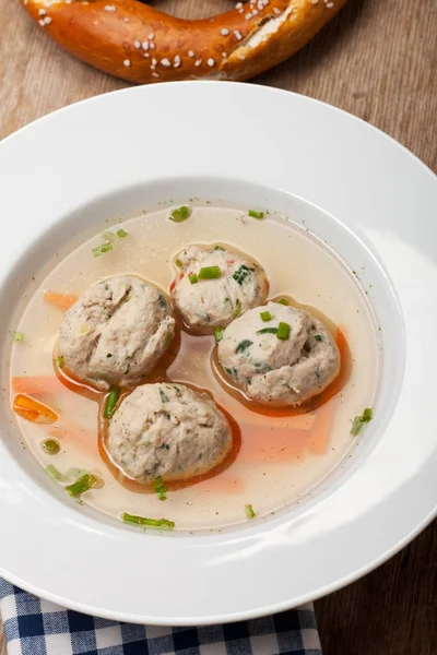 Nahaufnahme Von Leckerer Bayerischer Knödelsuppe Schüssel — Stockfoto