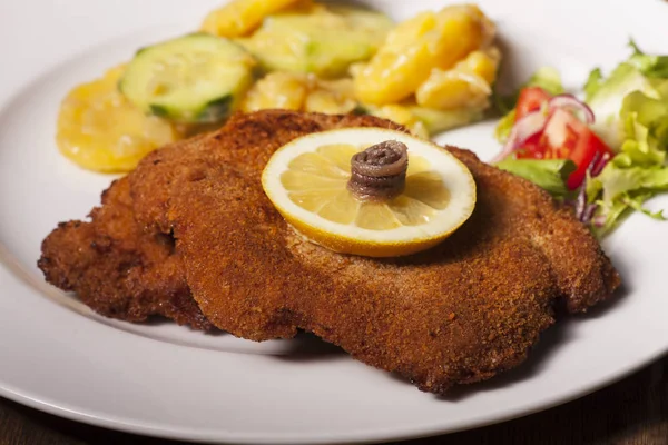 Nahaufnahme Von Schmackhaftem Wiener Schnitzel Mit Zitrone Auf Dem Teller — Stockfoto