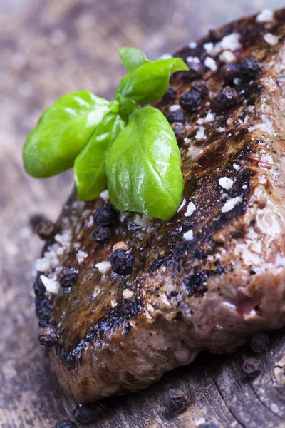 Gegrilltes Steak Mit Basilikumblättern Und Salz Auf Holztisch Nahaufnahme — Stockfoto