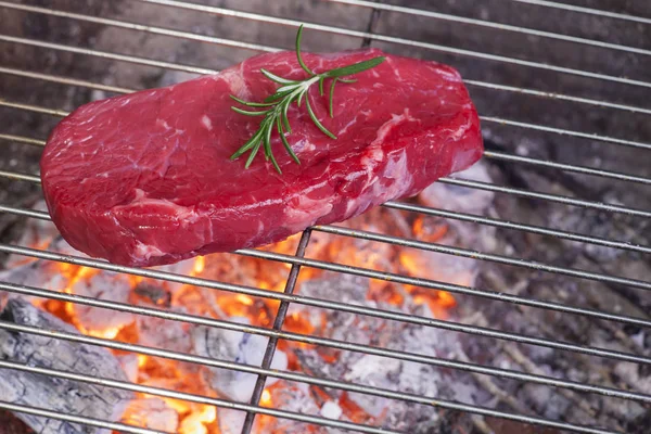 Rauwe Biefstuk Met Rozemarijn Grill Close — Stockfoto