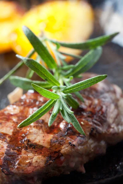 Heißes Leckeres Steak Vom Grill Mit Rosmarin Nahaufnahme — Stockfoto