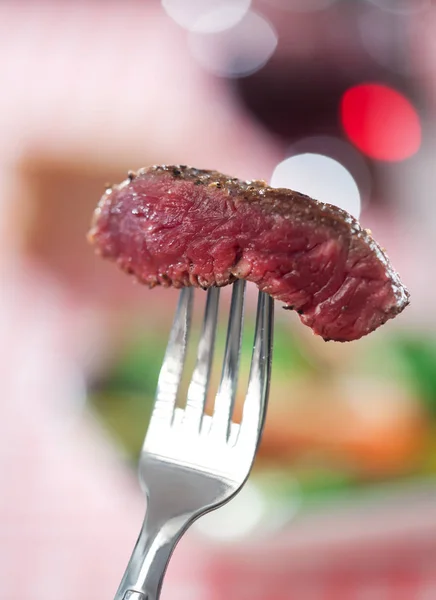 Nahaufnahme Von Gegrilltem Stück Rindfleisch Auf Metallgabel — Stockfoto