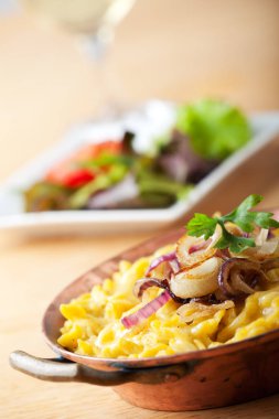 eğimli bakır, yakın çekim Zwiebelbraten erişte 