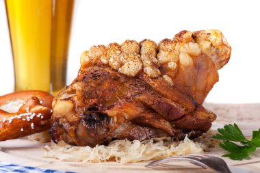 lezzetli Bavyera parmak eklemi, domuz ahşap tahta üzerinde Close-Up