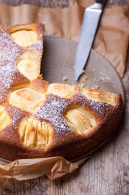 Elma kek badem gümüş ve pudra şekeri bir pasta stand 