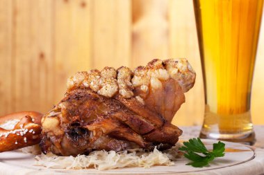 Bavyera kavrulmuş domuz Close-Up ahşap tahta üzerinde