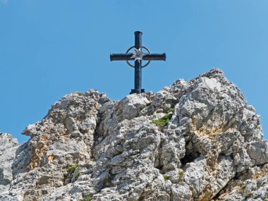 Ahşap çapraz On Mountain Top fotoğrafı 