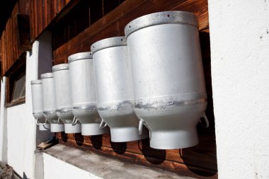 Süt konteynırları yakın çekim yukarı