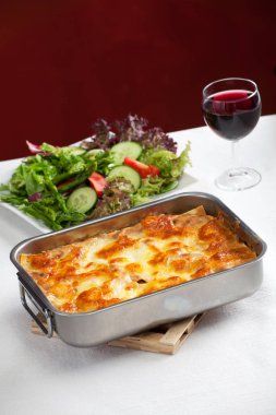 plaka, yakın çekim pişirme üzerinde geleneksel lazanya