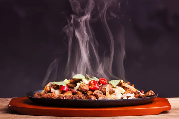 lezzetli buharda tavuk Sizzler metal tepsi Close-Up
