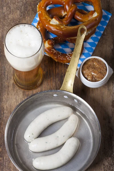 Salchichas Blancas Bavarianas Sartén Con Vaso Cerveza Sobre Mesa Madera — Foto de Stock