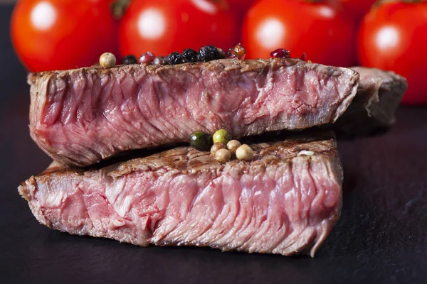Gros Plan Viande Bœuf Grillée Steak Aux Tomates Dans Une — Photo