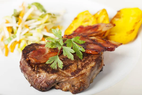 Grilovaný Steak Zeleninou Bílém Štítku Detail — Stock fotografie