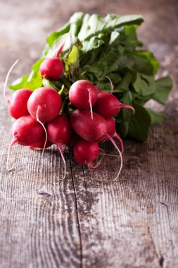 Taze hasat turp ve arka plan üzerinde