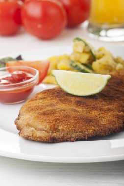 plaka üzerinde limon ile lezzetli Wiener Schnitzel Close-Up