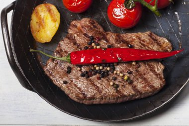 siyah tavada domates ızgara sığır etli biftek Close-Up 