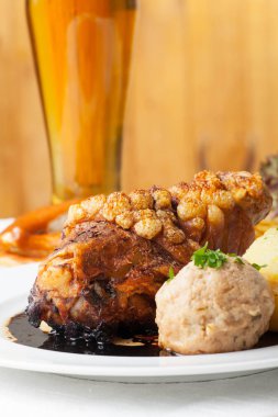 lezzetli Bavyera parmak eklemi, domuz beyaz tabakta Close-Up