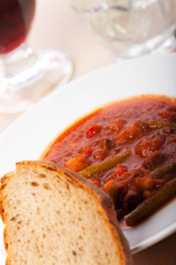 gulaş beyaz tabakta ekmek ile yakın çekim 