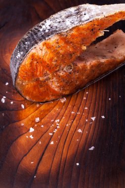ahşap masa, tuz ile Somon steak yakın çekim 