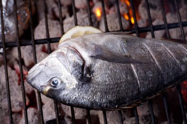 limon taze balık Close-Up Barbekü arka plan üzerinde ızgara