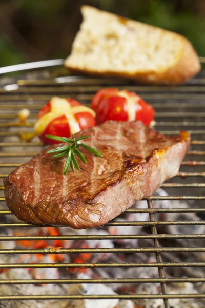 Leckeres Steak Mit Tomaten Auf Dem Grill Nahaufnahme — Stockfoto