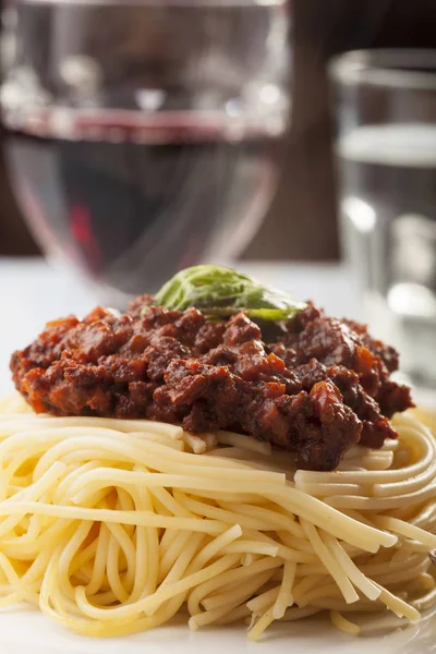 Spaghetti Bolognese Białym Talerzu Zbliżenie — Zdjęcie stockowe