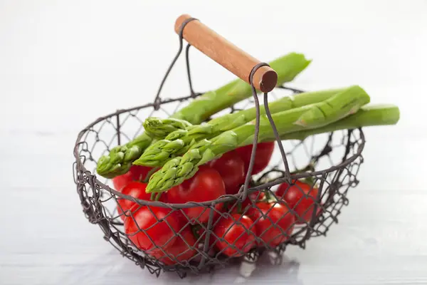 Cesto Filo Con Pomodori Asparagi Verdi — Foto Stock