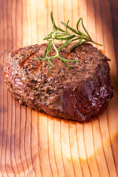 Steak Grillé Romarin Sur Table Bois Gros Plan — Photo