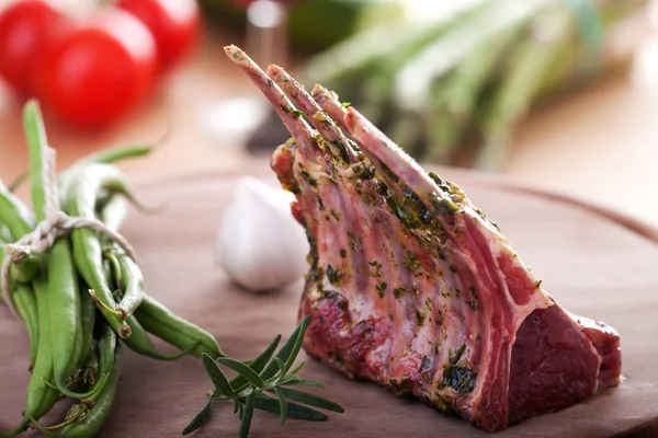 Nahaufnahme Von Rohem Lammfleisch Auf Dem Teller — Stockfoto